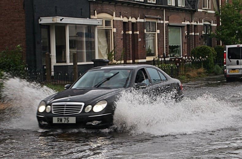 Driving_through_floods