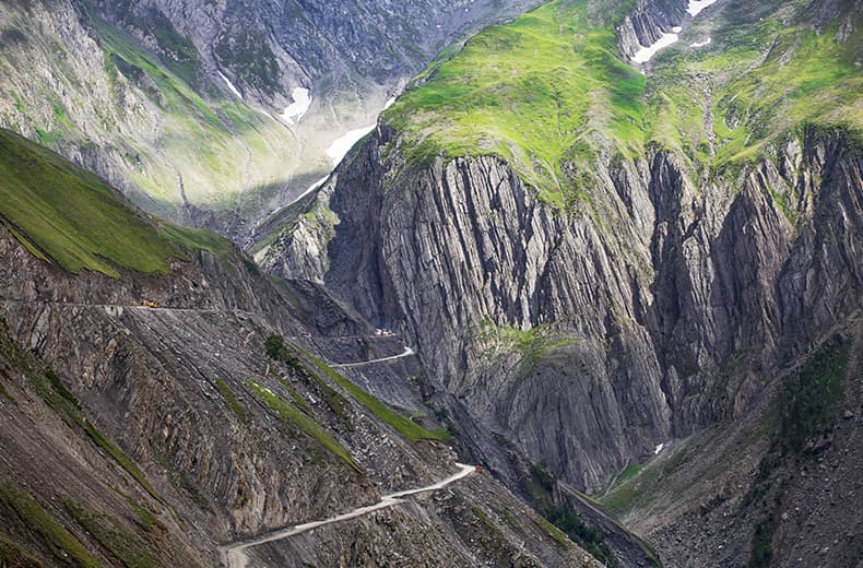 most-dangerous-crazy-roads-zoji-la-pass-head